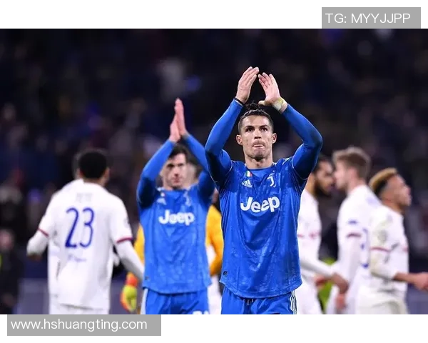 球迷疯狂冲场内夺C罗球衣欧冠赛场再现奇葩一幕